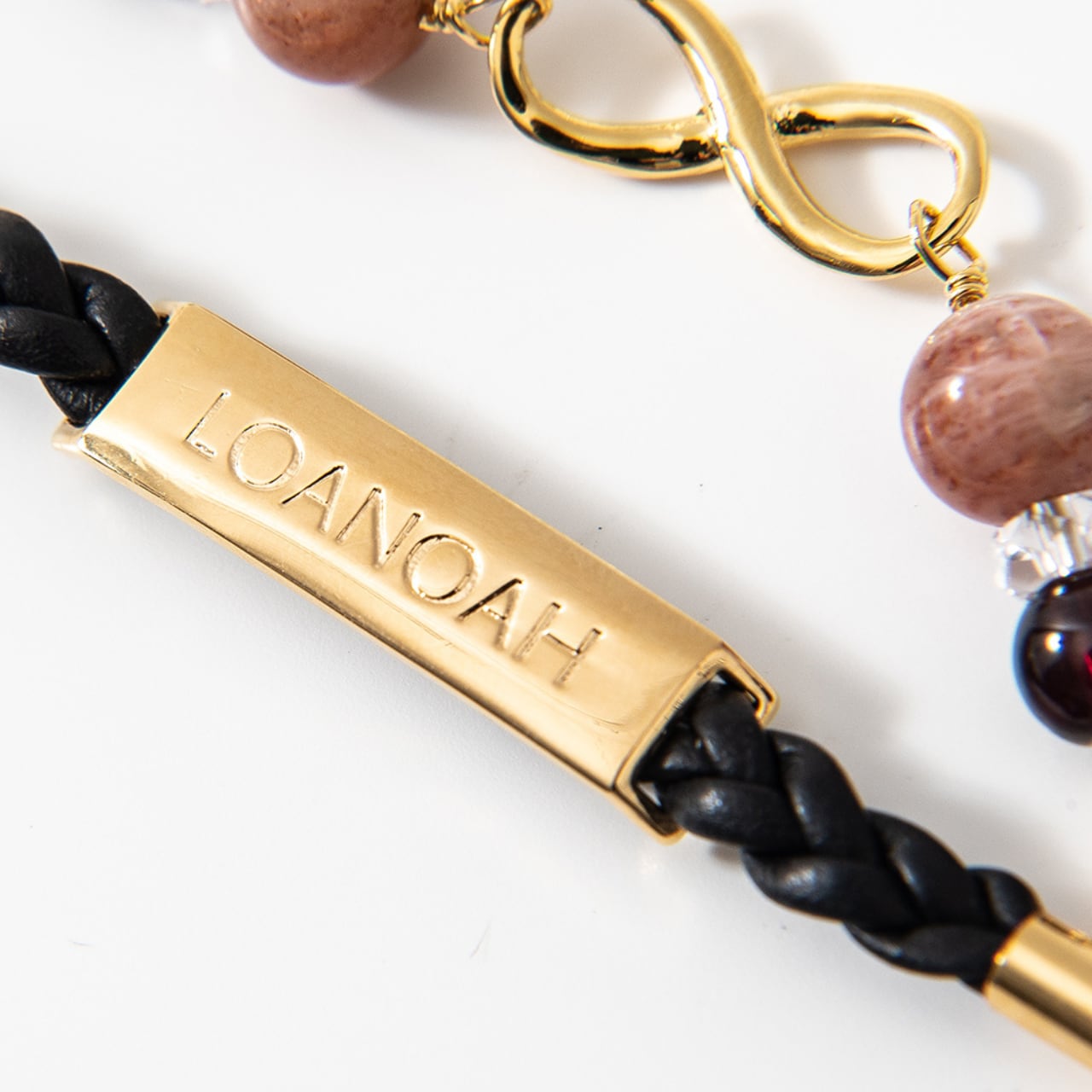 手元で輝くLOANOAHジュエリー