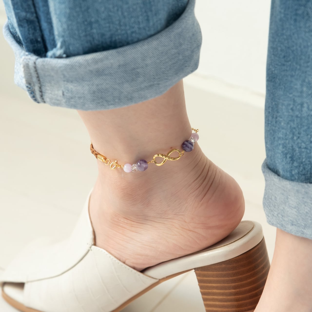 夕暮れの海辺で過ごす女性