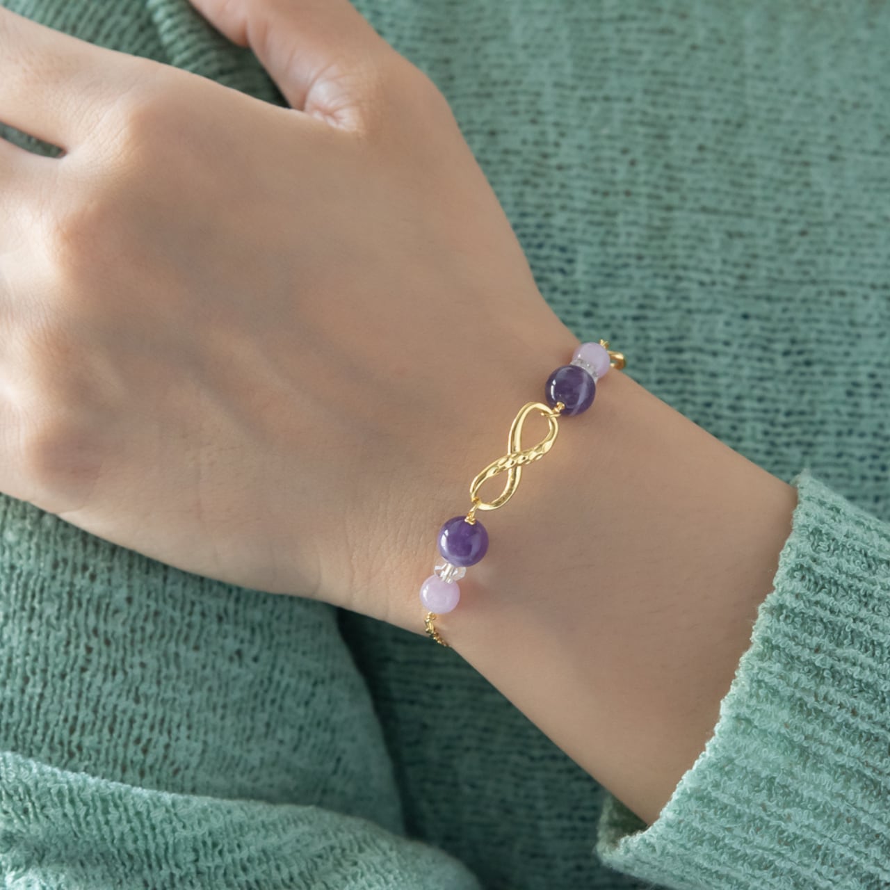 夜の光を受けるジュエリー